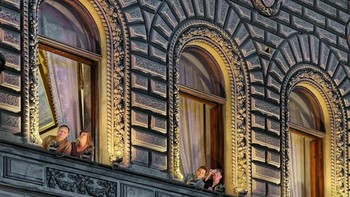 Mengintip dari balkon. Foto: Alexander Petrosyan