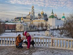 Potret Kontras Keseharian Warga Rusia Dalam Bidikan Kamera