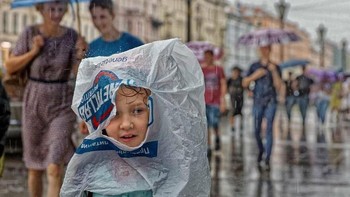 Sedihnya bocah ini hanya menggunakan kantong plastik saat hujan. Foto: Alexander Petrosyan