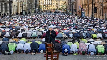 Umat muslim di Rusia melakukan ibadah sholat Jumat.Foto: Alexander Petrosyan