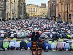 Potret Kontras Keseharian Warga Rusia Dalam Bidikan Kamera