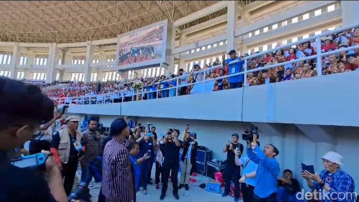 Gubernur Jawa Tengah Ganjar Pranowo saat berbincang dengan salah satu lansia di Stadion Manahan Solo, Kamis (20/7).