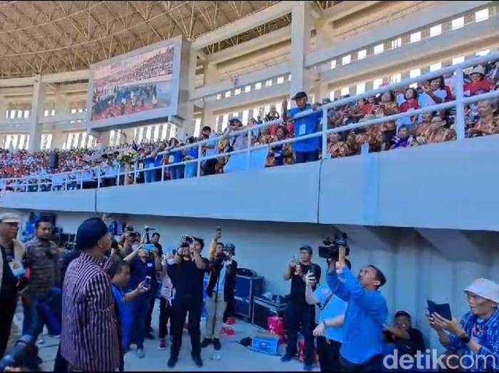 Gubernur Jawa Tengah Ganjar Pranowo saat berbincang dengan salah satu lansia di Stadion Manahan Solo, Kamis (20/7).