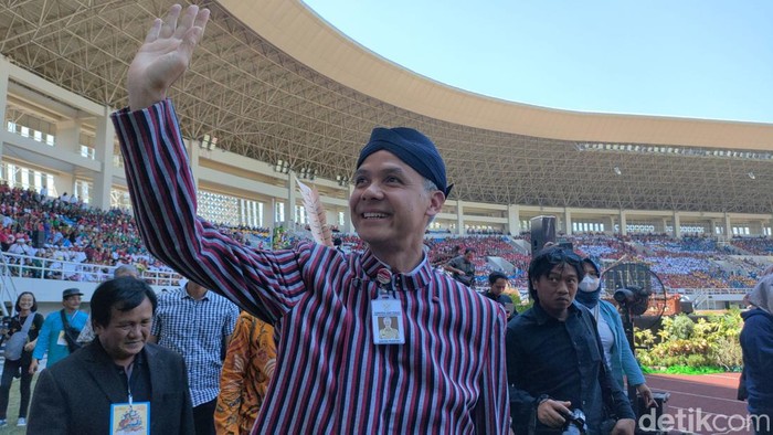 Bakal calon Presiden dari PDIP yang juga Gubernur Jawa Tengah Ganjar Pranowo di Stadion Manahan Solo, Kamis (20/7/2023).