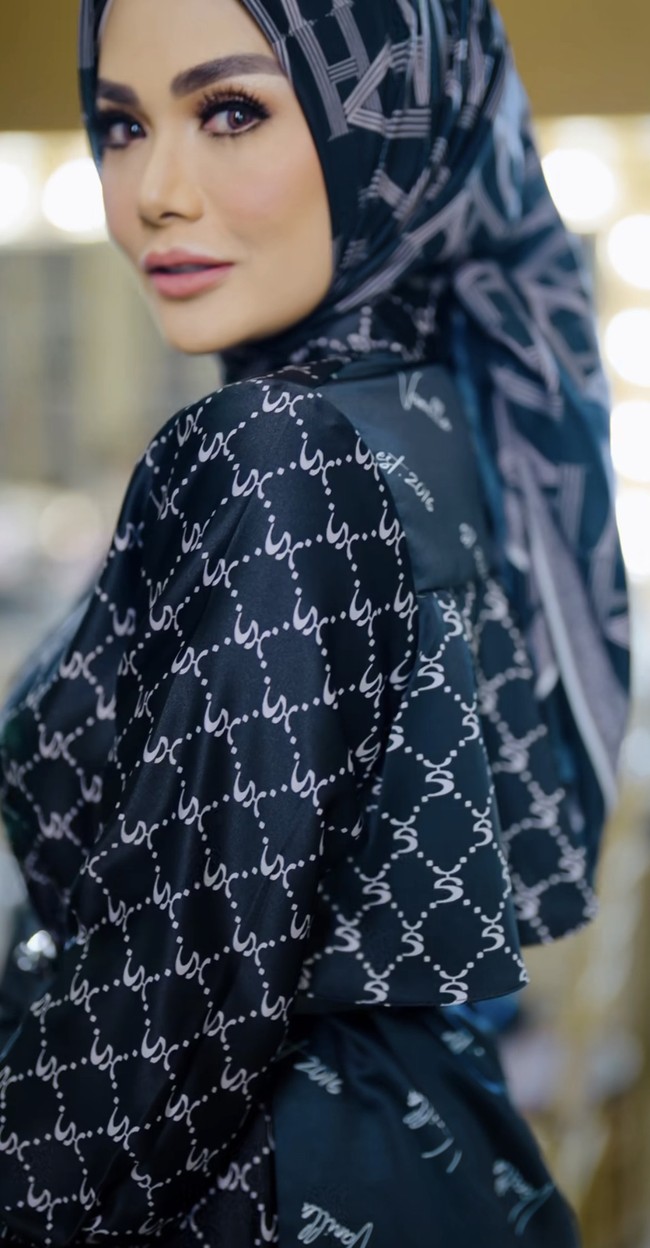 Wajah Krisdayanti terlihat memesona dengan makeup yang flawless, pulasan lipstick nude dan alis yang tegas. Foto: Dok. Instagram @vanillahijab.