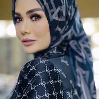 Wajah Krisdayanti terlihat memesona dengan makeup yang flawless, pulasan lipstick nude dan alis yang tegas. Foto: Dok. Instagram @vanillahijab.