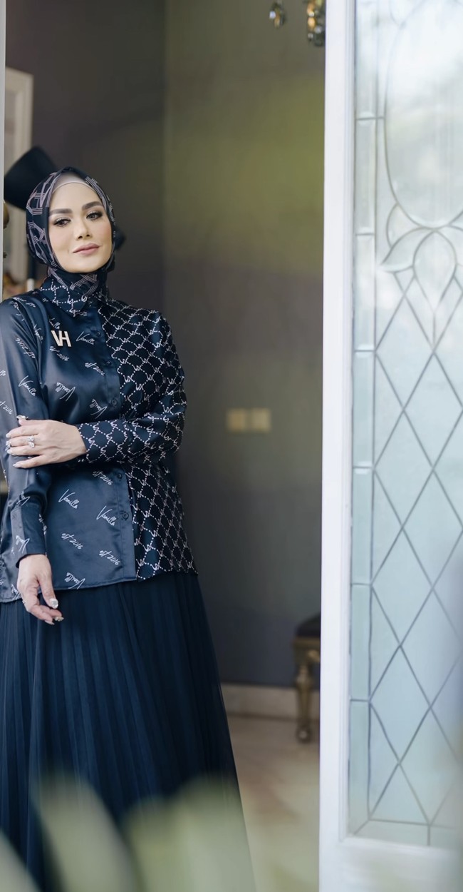 Diva pop Tanah Air ini juga mengenakan kemeja dengan motif tabrak monogram Vanilla Hijab warna hitam. Dipadu dengan rok plisket hitam, cocok untuk kamu menghadiri acara formal dan non formal. Foto: Dok. Instagram @vanillahijab.