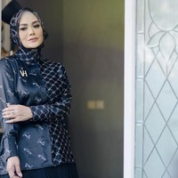 Diva pop Tanah Air ini juga mengenakan kemeja dengan motif tabrak monogram Vanilla Hijab warna hitam. Dipadu dengan rok plisket hitam, cocok untuk kamu menghadiri acara formal dan non formal. Foto: Dok. Instagram @vanillahijab.