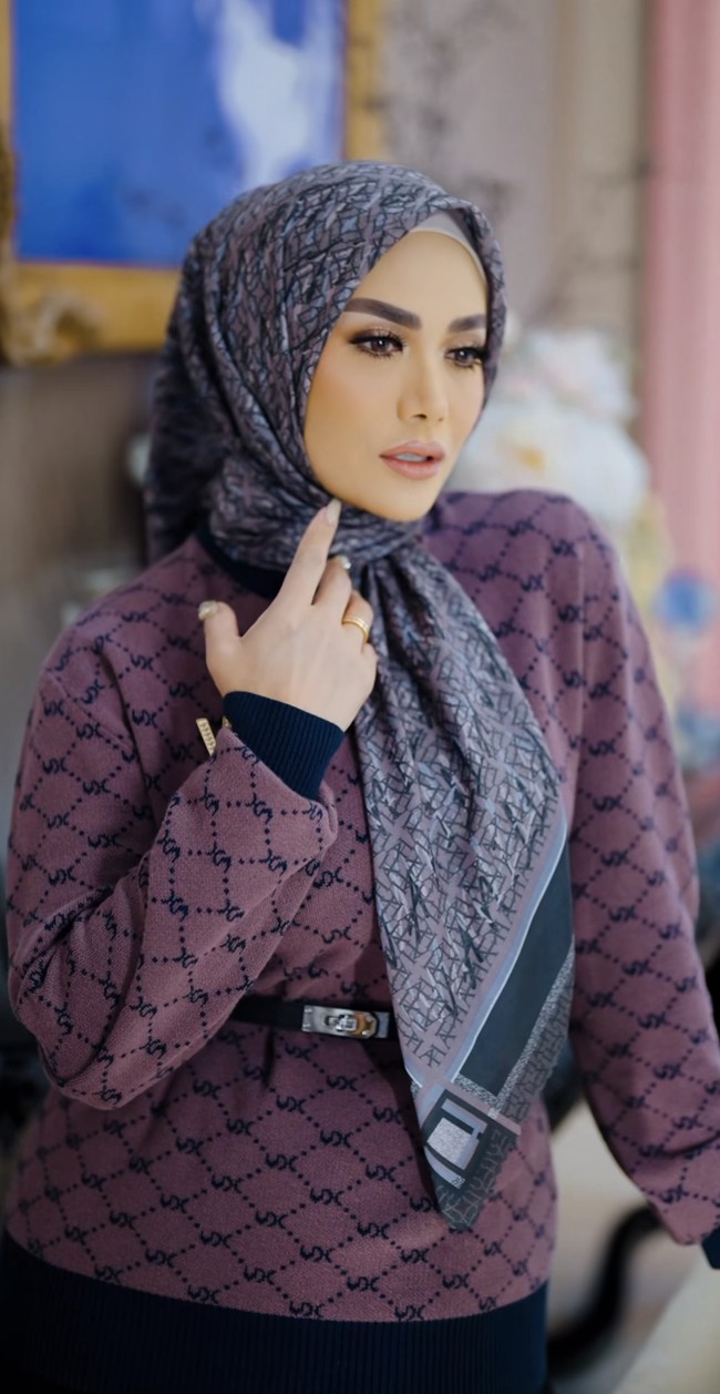 Selanjutnya, pelantun Menghitung Hari itu tampil dengan atasan monogram warna ungu tua yang dilengkapi dengan belt hitam. Foto: Dok. Instagram @vanillahijab.