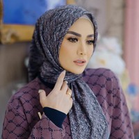 Selanjutnya, pelantun Menghitung Hari itu tampil dengan atasan monogram warna ungu tua yang dilengkapi dengan belt hitam. Foto: Dok. Instagram @vanillahijab.