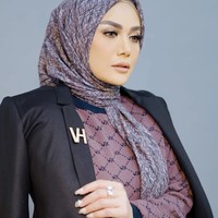 Krisdayanti kini terjun ke politik dan menjadi anggota Dewan Perwakilan Rakyat Republik Indonesia fraksi PDI-Perjuangan periode 2019–2024. Penampilannya terlihat elegan ketika memadukan atasan motif monogram dengan blazer hitam, yang dilengkapi dengan aksesori bros.  Foto: Dok. Instagram @vanillahijab.