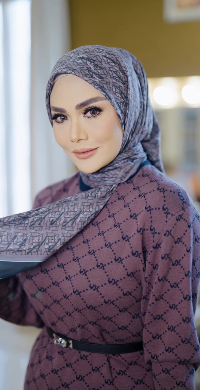 Selain parasnya dikira Aurelie Hermansyah, Krisdayanti juga banjir pujian ketika tampil berhijab. MasyaaAllah gak bisa berkata-kata cantiiik bgtttt 😍😍😍😍🔥🔥🔥, puji pengguna Instagram @astridwprdn. MasyaAllah mami KD cantik banget pke hijab , berkelas🔥❤️😍 @krisdayantilemos, kagum akun @rrrroyu. Masya Allah Mimiiii... Jadi tambah cantik loh pakai hijab @vanillahijab🤩🤗🌟, puji akun @liana_gint. MasyaAllah, aku aminkan mimi KD berhijab, harap akun @devi.avivah. MasyaAllah.. Mimi KD cantik banget berhijab, bener bukan skedar pujian, tambah elegan😍, kata akun @susmainimomsfourdie. Foto: Dok. Instagram @vanillahijab.