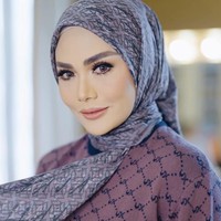 Selain parasnya dikira Aurelie Hermansyah, Krisdayanti juga banjir pujian ketika tampil berhijab. MasyaaAllah gak bisa berkata-kata cantiiik bgtttt 😍😍😍😍🔥🔥🔥, puji pengguna Instagram @astridwprdn. MasyaAllah mami KD cantik banget pke hijab , berkelas🔥❤️😍 @krisdayantilemos, kagum akun @rrrroyu. Masya Allah Mimiiii... Jadi tambah cantik loh pakai hijab @vanillahijab🤩🤗🌟, puji akun @liana_gint. MasyaAllah, aku aminkan mimi KD berhijab, harap akun @devi.avivah. MasyaAllah.. Mimi KD cantik banget berhijab, bener bukan skedar pujian, tambah elegan😍, kata akun @susmainimomsfourdie. Foto: Dok. Instagram @vanillahijab.
