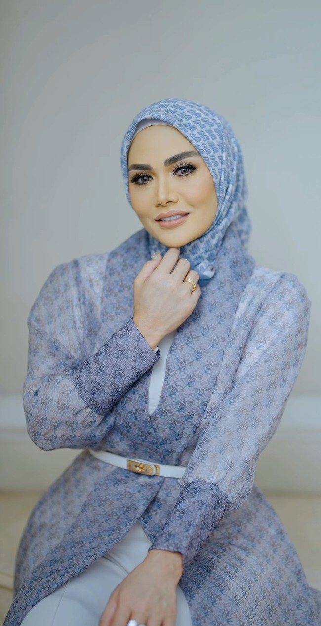Wanita kelahiran 24 Maret 1975 ini tampil feminin dengan menggunakan hijab segiempat motif monogram yang diikat rapi ke belakang. Hijabnya dipadu dengan outer organza printing motif senada.  Foto: Dok. Instagram @vanillahijab.