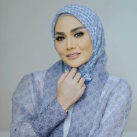 Wanita kelahiran 24 Maret 1975 ini tampil feminin dengan menggunakan hijab segiempat motif monogram yang diikat rapi ke belakang. Hijabnya dipadu dengan outer organza printing motif senada.  Foto: Dok. Instagram @vanillahijab.