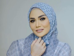 10 Foto Krisdayanti Jadi Model Hijab Brand Lokal, Bikin Salfok Dikira Aurel
