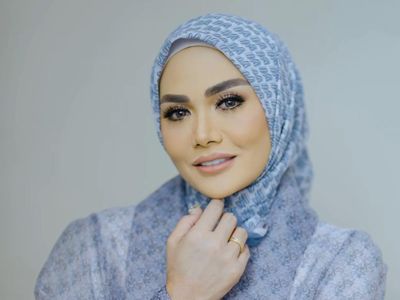 10 Foto Krisdayanti Jadi Model Hijab Brand Lokal, Bikin Salfok Dikira Aurel