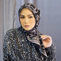 Dalam unggahan sesi foto dan video Vanilla Hijab, Krisdayanti terlihat menggunakan koleksi monogram, mulai dari hijab, blouse hingga blazer.  Foto: Dok. Instagram @vanillahijab.
