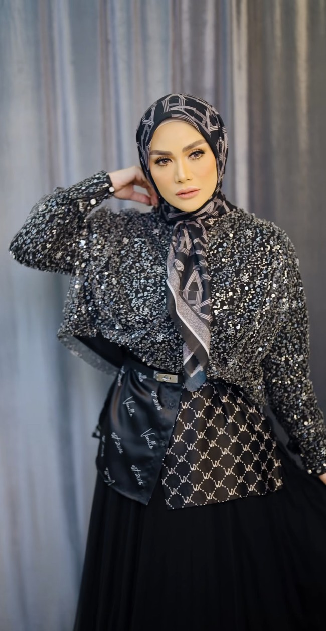 Brand rintisan Atina Maulia dan Intan Kusuma Fauzia itu mengumumkan Krisdayanti sebagai muse di peluncuran koleksi hijab terbaru Vanilla Hijab. Vanilla Hijab present: KRISDAYANTI @krisdayantilemos For Monogram CEO Scarf. Seorang ibu, istri, diva, kebanggan Indonesia. Vanilla dengan bangga mempersembahkan Vanilla MONOGRAM CEO Scarf bersama Krisdayanti, tulis keterangan akun Instagram @vanillahijab. Foto: Dok. Instagram @vanillahijab.