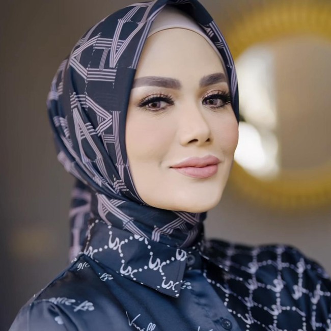 Ada yang berbeda dengan penampilan Krisdayanti kali ini. Dia terlihat pangling dengan berhijab saat menjadi model hijab brand lokal, Vanilla Hijab. Foto: Dok. Instagram @vanillahijab.