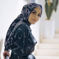 Meskipun Aurel dan Krisdayanti sudah tak serumah, hubungan darah dan keturunan tak bisa dipungkiri. Kemiripan paras Krisdayanti dan buah hatinya dengan Anang Hermansyah ini diakui warganet, ketika melihat unggahan brand Vaniila Hijab. Masya Allah kirain Aurel, ucap akun @rizkiyahi. MaasyaAllah secantik Aurel. Like mother like daughter, timpal akun @hellofeinna. Foto: Dok. Instagram @vanillahijab.