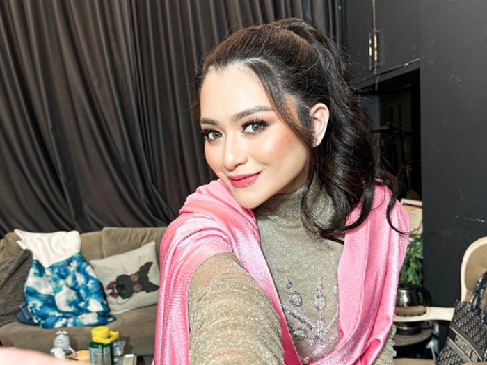 Gaya Nathalie Holscher Setelah Lepas Hijab