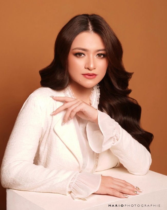 Setelah lepas hijab, Nathalie Holscher sering memamerkan rambut panjangnya yang ditata bergelombang. Seperti ketika pemotretan dengan Mario Ardi. Foto: dok. Mario Photographie