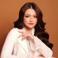 Setelah lepas hijab, Nathalie Holscher sering memamerkan rambut panjangnya yang ditata bergelombang. Seperti ketika pemotretan dengan Mario Ardi. Foto: dok. Mario Photographie