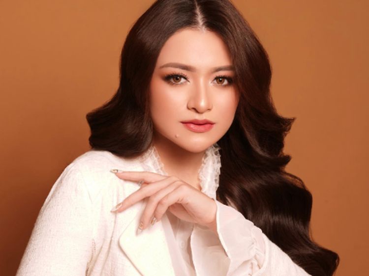 Gaya Terkini Nathalie Holscher yang Pamer Rambut Panjang Usai Lepas Hijab