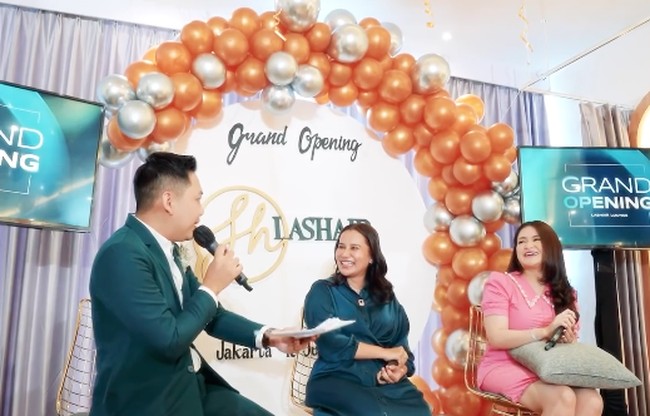 Baru-baru ini, Nathalie Holscher juga baru saja membuka usaha kecantikan. Ia membuka usaha perawatan rambut dengan nama Lashair. Nathalie Holscher memilih dress dengan rok pendek yang feminin. Foto: Instagram @nathalieholscher