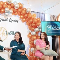 Baru-baru ini, Nathalie Holscher juga baru saja membuka usaha kecantikan. Ia membuka usaha perawatan rambut dengan nama Lashair. Nathalie Holscher memilih dress dengan rok pendek yang feminin. Foto: Instagram @nathalieholscher