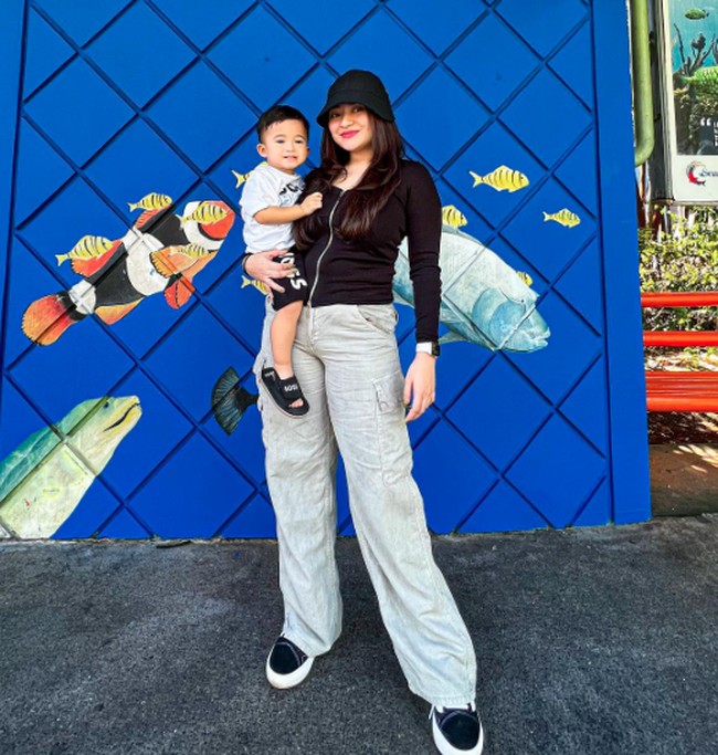 Hari liburnya dihabiskan untuk pergi ke Seaworld Ancol bersama putranya. Nathalie Holscher tampil kasual mengenakan denim dan atasan lengan panjang. Foto: Instagram @nathalieholscher