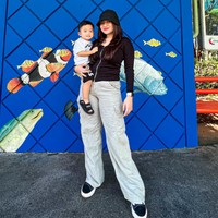 Hari liburnya dihabiskan untuk pergi ke Seaworld Ancol bersama putranya. Nathalie Holscher tampil kasual mengenakan denim dan atasan lengan panjang. Foto: Instagram @nathalieholscher