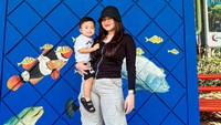 Nathalie sering menghabiskan waktu berdua untuk jalan-jalan bersama anak semata wayangnya. (Instagram @nathalieholscher)