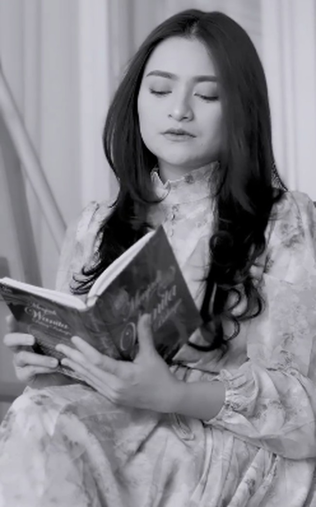 Nathalie Holscher mencuri perhatian setelah mengunggah video memutuskan buka hijab dengan latar hitam-putih. Ia memamerkan rambut panjang. Foto: Instagram @nathalieholscher