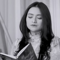 Nathalie Holscher mencuri perhatian setelah mengunggah video memutuskan buka hijab dengan latar hitam-putih. Ia memamerkan rambut panjang. Foto: Instagram @nathalieholscher