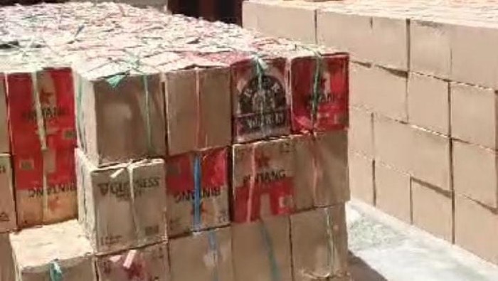 Polisi membongkar sebuah gudang tempat penyimpanan minuman keras (miras) di Kabupaten Gorontalo, Provinsi Gorontalo.