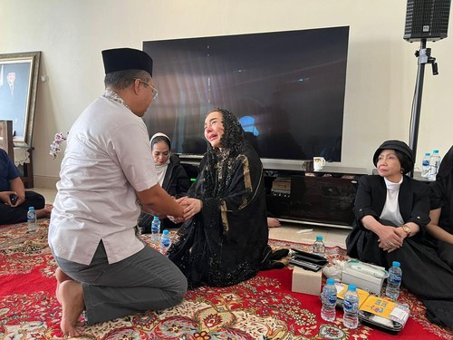 Gubernur NTB Zulkieflimansyah saat melayat ke rumah duka Bambang Kristiono di Jakarta pada Kamis (20/7/2023) sore.