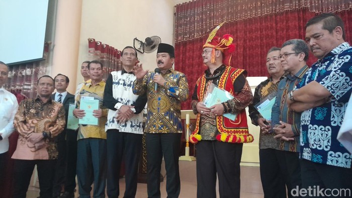 Hadi Tjahjanto saat menyerahkan secara simbolis sertifikat rumah ibadah di Sumut