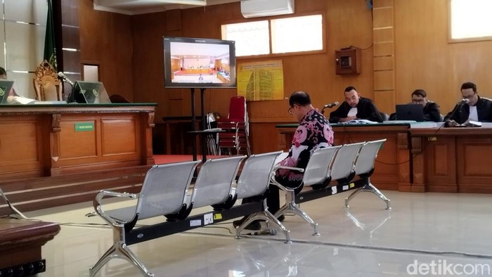 Hakim Agung nonaktif Gazalba Saleh saat membacakan nota pembelaan di Pengadilan Tipikor Bandung