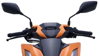 Di area depan mengadopsi grafis orange, merah, putih, dan hitam lengkap dengan tulisan Repsol di area fairing dan tebeng. Foto: Dok. Honda Malaysia