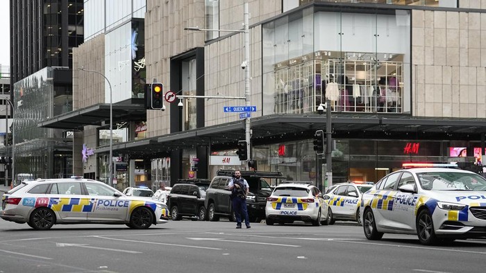 Horor Penembakan Massal di Selandia Baru Armed New Zealand police officers stand at a road block in the central business district following a shooting in Auckland, New Zealand, Thursday, July 20, 2023. New Zealand police are responding to reports that a gunman has fired shots in a building in downtown Auckland. (AP Photo/Abbie Parr)