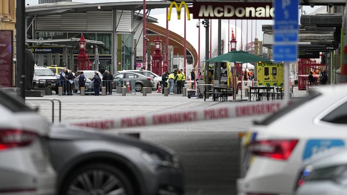 Armed New Zealand police officers stand at a road block in the central business district following a shooting in Auckland, New Zealand, Thursday, July 20, 2023. New Zealand police are responding to reports that a gunman has fired shots in a building in downtown Auckland. (AP Photo/Abbie Parr)