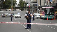 Penembakan itu terjadi di jalan yang sibuk di pusat kota. Polisi mengatakan telah berhasil mengatasi kejadian itu. Beberapa jalan di Auckland ditutup. Semua layanan feri ke kota dibatalkan, sementara bus yang melewati beberapa area kota akan diputarbalikkan.  