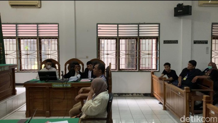 Ibu Ken Admiral, Elvi, saat bersaksi di PN Medan