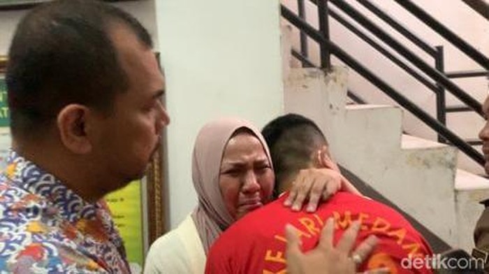 Ibu Ken Admiral, Evi, menangis saat memeluk Aditya Hasibuan. (Raja Malo Sinaga/detikSumut)