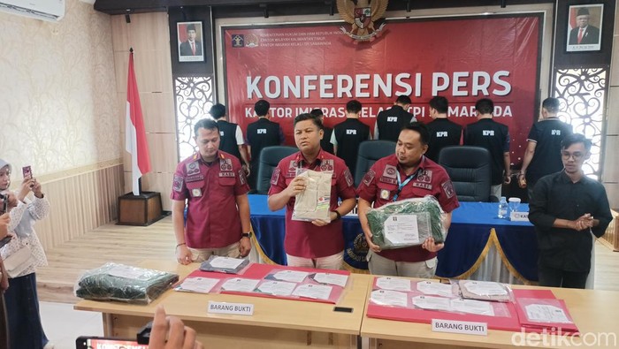 Imigrasi Samarinda menangkap 8 WNA asal Vietnam karena bekerja secara ilegal.
