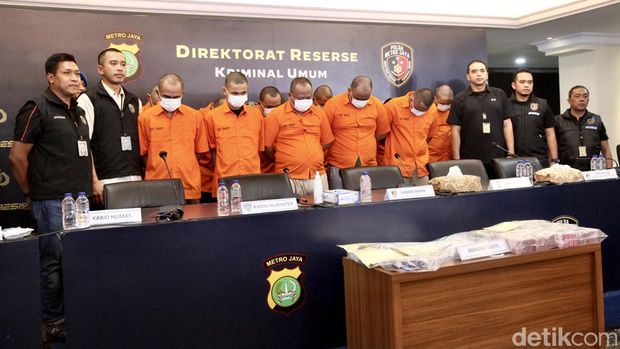Polisi menangkap 12 tersangka kasus tindak pidana perdagangan orang (TPPO) yang menjual organ ginjal di Kamboja. Salah satunya oknum polisi.