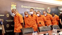 Karyoto menjelaskan ada satu tersangka yang berperan sebagai penghubung korban dengan rumah sakit di Kamboja. Dua tersangka di luar sindikat, yaitu oknum instansi Polri. 