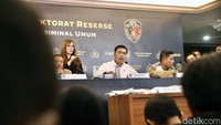 Terkait keterlibatan oknum Polri ini, polisi terus melakukan pengembangan. Termasuk, bagaimana oknum tersebut meloloskan korban sampai ke luar negeri. 